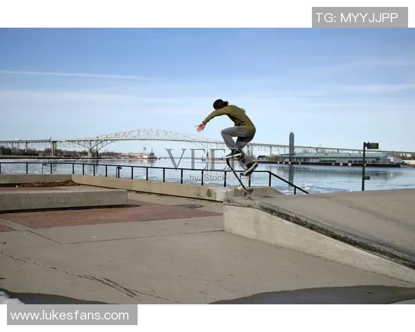 深圳滑板队的中路突破战术与技巧解析探讨